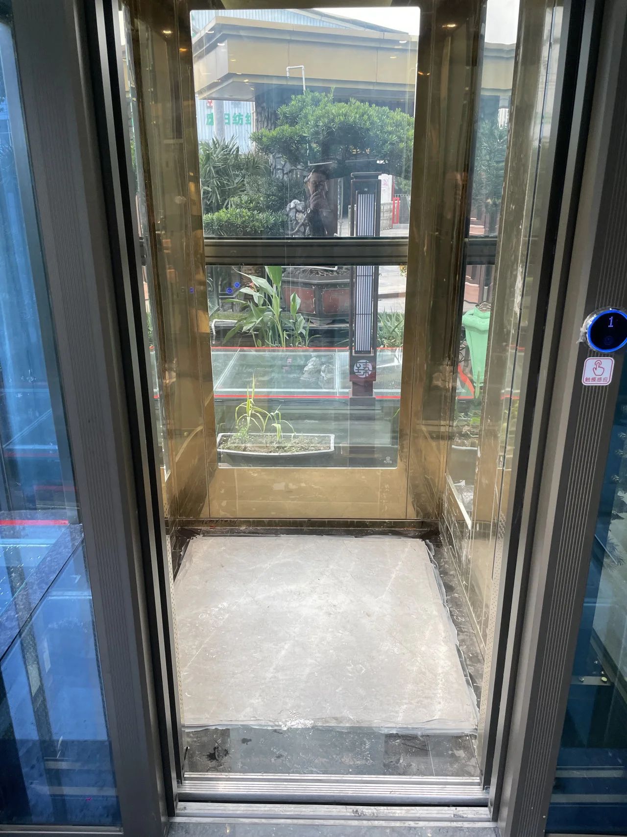 玻璃旅行电梯